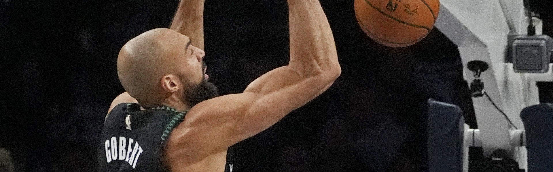 赛事直播-多扣几次就成奥尼尔了！戈贝尔8中5得15分2助1断2帽 爆抢17板