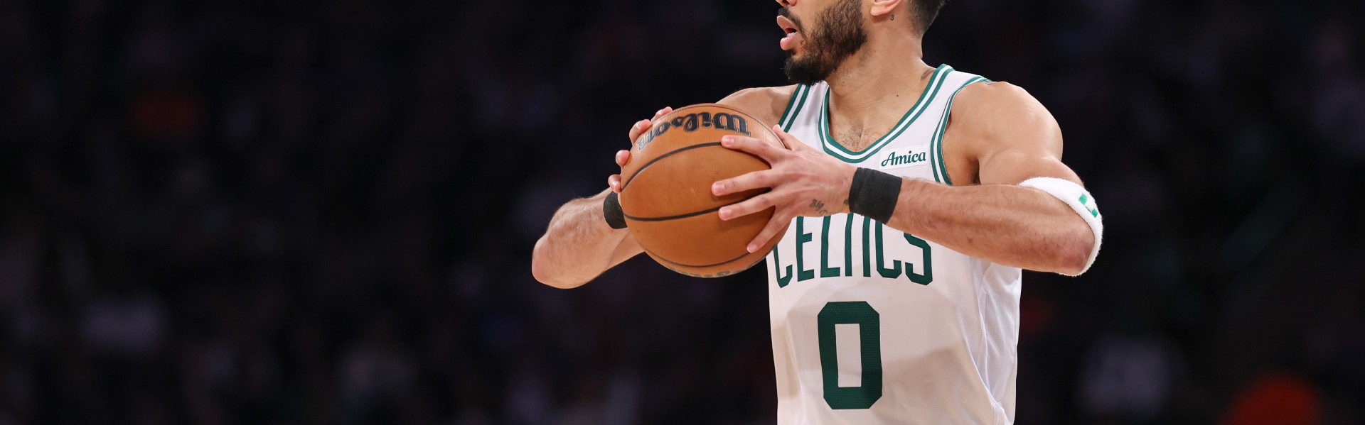 体育app-外线没谱！塔图姆半场14投4中拿到10分3板 三分10中2