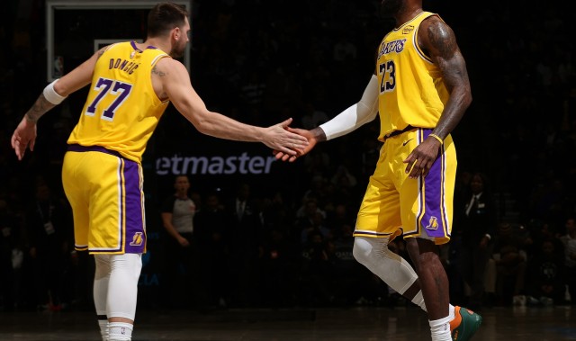 开云体育下载-这都能赢？湖人全队22失误&amp;詹姆斯8次东契奇5次 76人全队14次